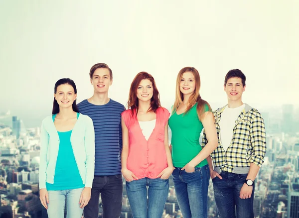 Grupo de estudiantes sonrientes de pie —  Fotos de Stock