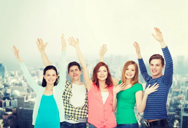 Groep lachende studenten handen zwaaien — Stockfoto