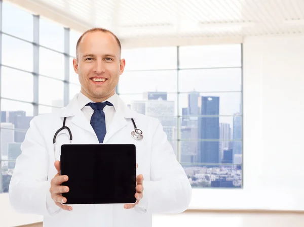 Sorridente medico maschio con tablet pc — Foto Stock