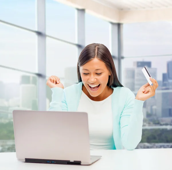 Happy businesswoman with laptop and credit card — Stock Photo, Image