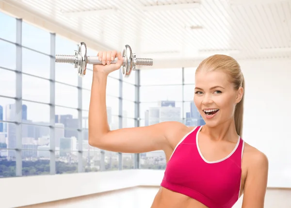 Primer plano de la mujer deportiva flexionando su bíceps — Foto de Stock