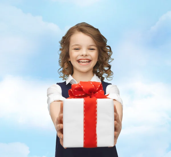 Menina sorridente feliz com caixa de presente — Fotografia de Stock