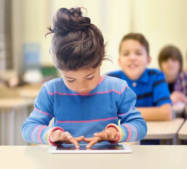 Liten skolflicka med TabletPC över klassrummet — Stockfoto