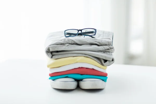 Primer plano de la ropa y accesorios en la mesa — Foto de Stock