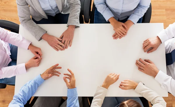 Primer plano del equipo de negocios sentado en la mesa — Foto de Stock