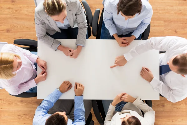 Primer plano del equipo de negocios sentado en la mesa — Foto de Stock