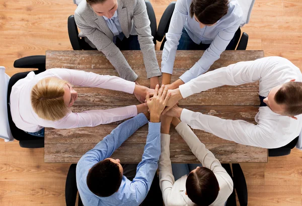 Närbild på business team med händerna på toppen — Stockfoto