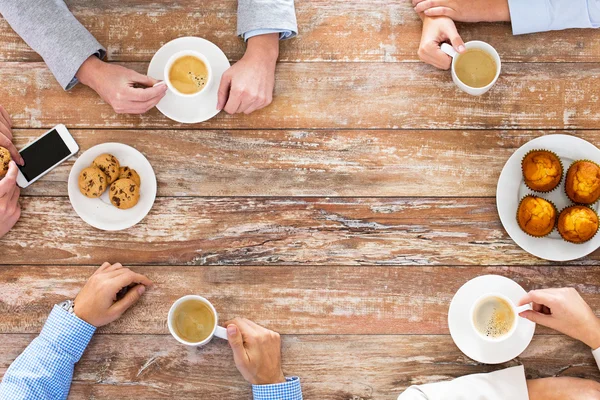 Close up of business team drinking coffee on lunch — Stock Photo, Image