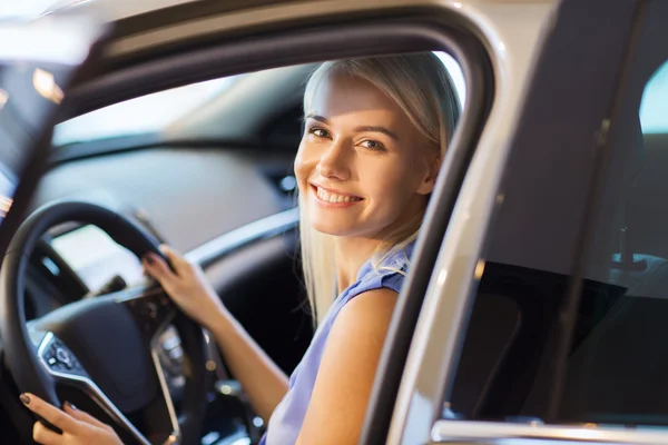 Щаслива жінка всередині машини в автосалоні або салоні — стокове фото