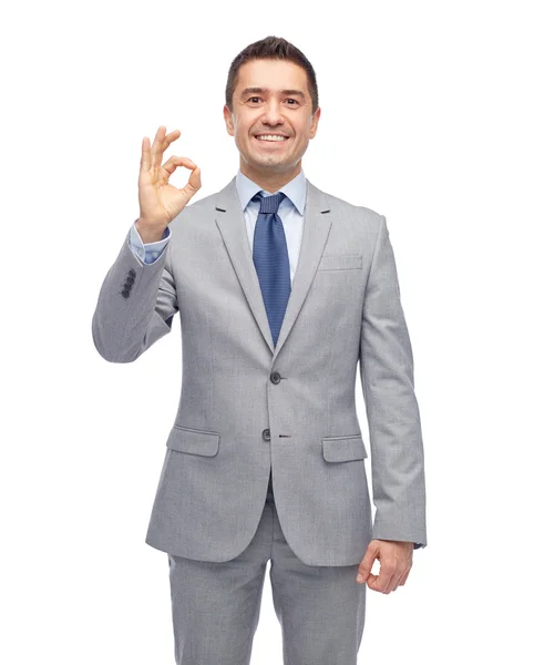 Boldog üzletember öltöny rendben kéz jel mutatja — Stock Fotó