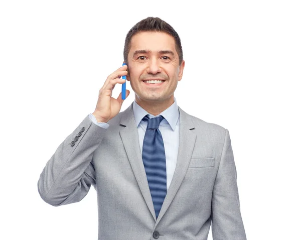 Счастливый бизнесмен звонит на смартфон — стоковое фото