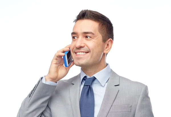 Homem de negócios feliz chamando no smartphone — Fotografia de Stock