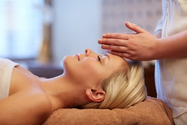 Primer plano de la mujer teniendo masaje facial en el spa — Foto de Stock