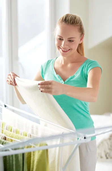 Gelukkig vrouw opknoping kleren op droger thuis — Stockfoto