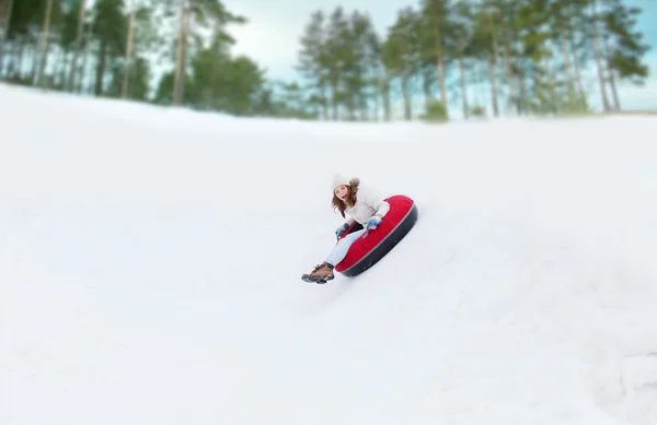 Szczęśliwy nastolatka zjeżdżać na śniegu tube — Zdjęcie stockowe
