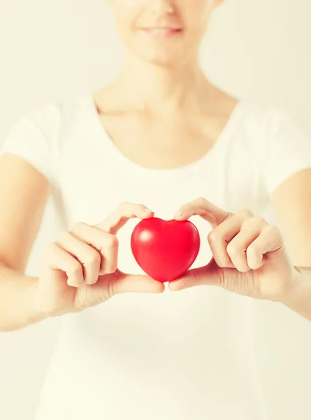 Vrouw handen met hart — Stockfoto