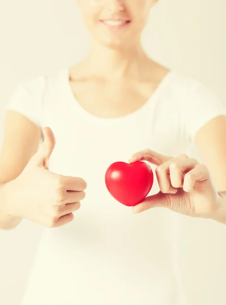 Manos de mujer con corazón — Foto de Stock