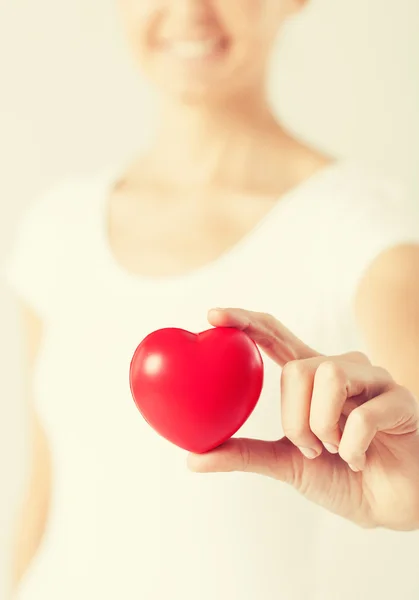 Vrouw handen met hart — Stockfoto