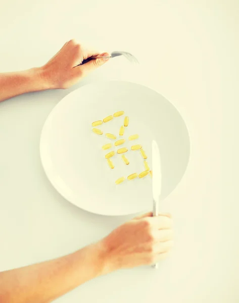 Mujer con plato y medicinas —  Fotos de Stock