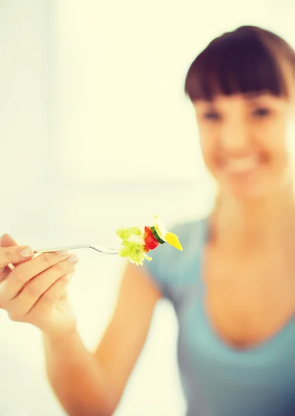 Kadın el çatal sebze ile tutarak — Stok fotoğraf