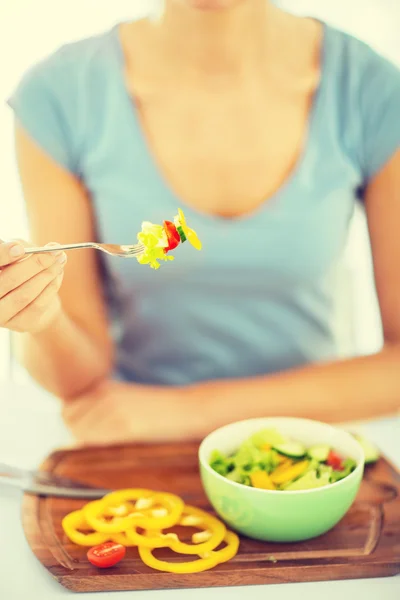 Mujer mano sosteniendo tenedor con verduras — Foto de Stock