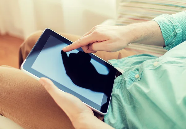 Close-up de homem com computador tablet pc em casa — Fotografia de Stock