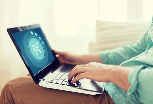 Close up de homem que trabalha com laptop em casa — Fotografia de Stock