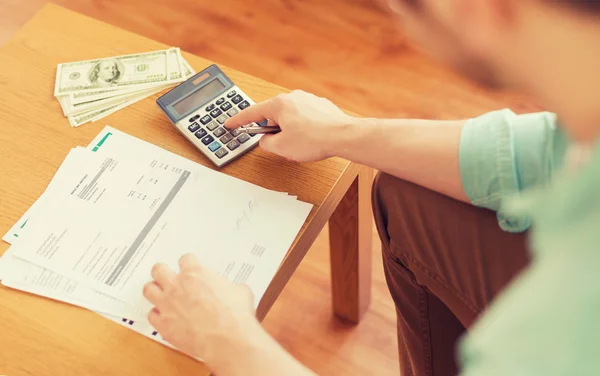 Close up of man counting money and making notes — Stock Photo, Image