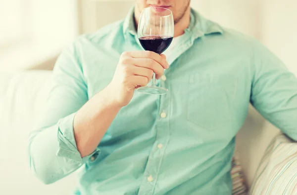Gros plan de l'homme buvant du vin à la maison — Photo