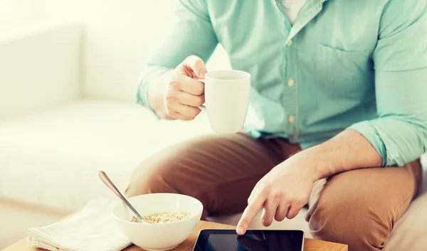Primer plano del hombre con la tableta pc desayunando — Foto de Stock