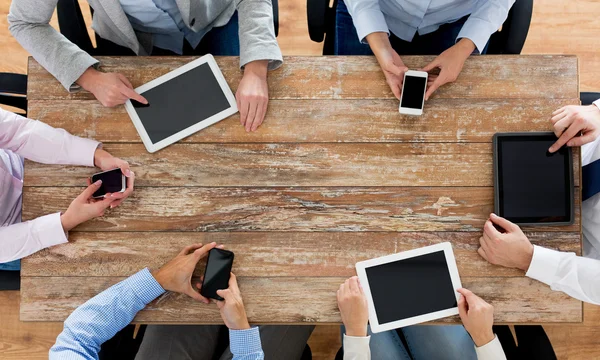 Tim bisnis dengan smartphone dan tablet pc Stok Gambar Bebas Royalti