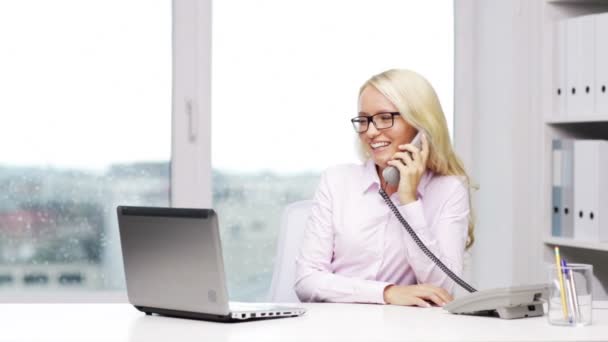 Mulher de negócios sorridente com laptop chamando no telefone — Vídeo de Stock