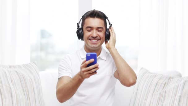 Homme heureux avec smartphone et écouteurs — Video