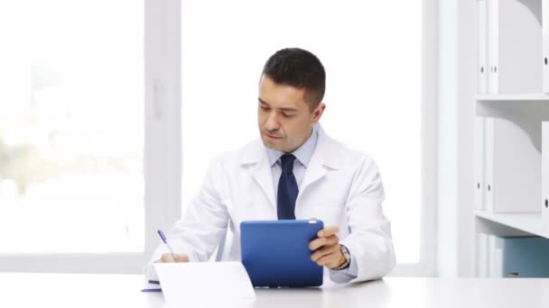 Médico com tablet pc e área de transferência no hospital — Vídeo de Stock