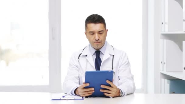 Tablet pc ve Pano hastanede doktor — Stok video