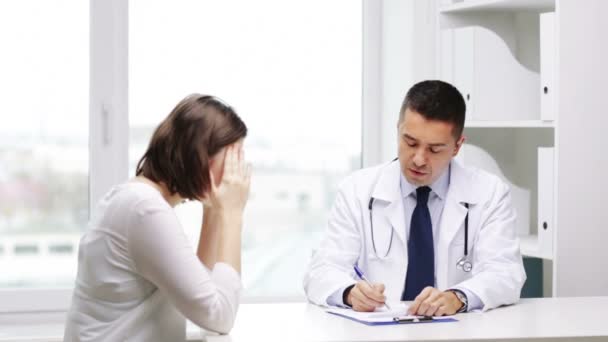 Doctor and young woman meeting at hospital — Stock Video