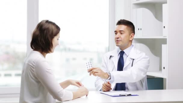 Médecin souriant et jeune femme réunie à l'hôpital — Video