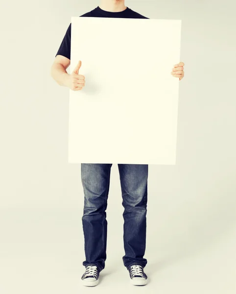 Hombre mostrando blanco en blanco tablero y pulgares hacia arriba —  Fotos de Stock