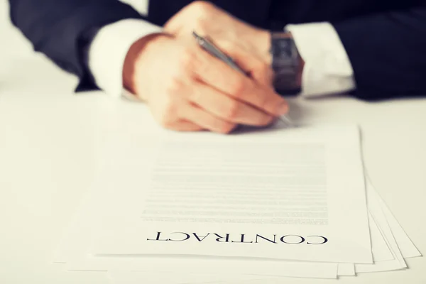 Man with contract — Stock Photo, Image