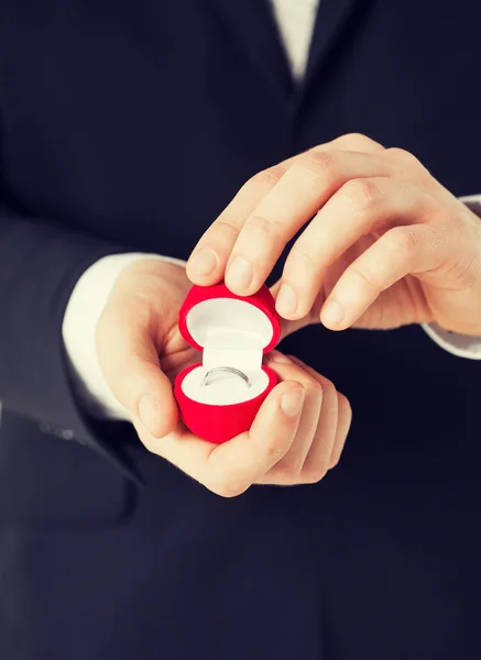 Hombre con caja de regalo y anillo de boda — Foto de Stock