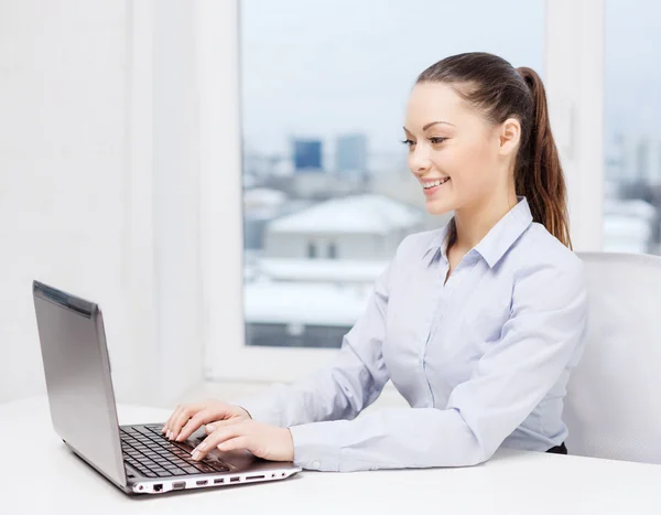 Empresaria con laptop en oficina — Foto de Stock