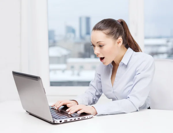 Verrast zakenvrouw met laptop — Stockfoto