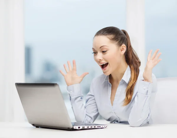 Mujer de negocios sorprendida con portátil —  Fotos de Stock