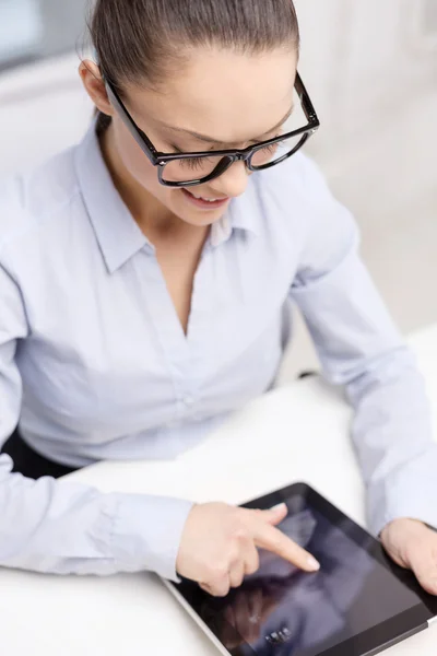 Smiling businesswoman with tablet pc in office — Stock Photo, Image