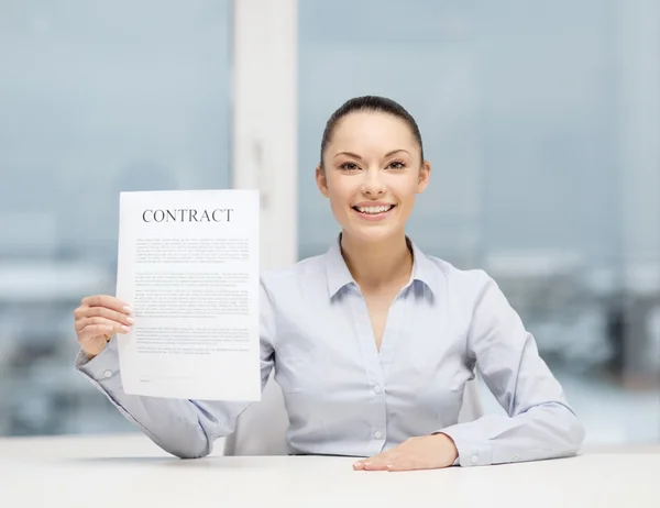 Szczęśliwy bizneswoman utrzymanie umowy w urzędzie — Zdjęcie stockowe