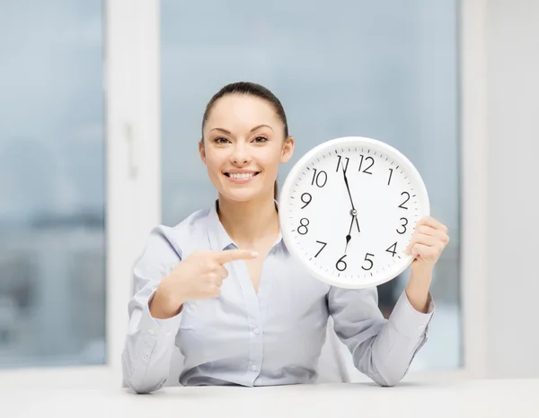 Attraktive Geschäftsfrau mit weißer Uhr — Stockfoto