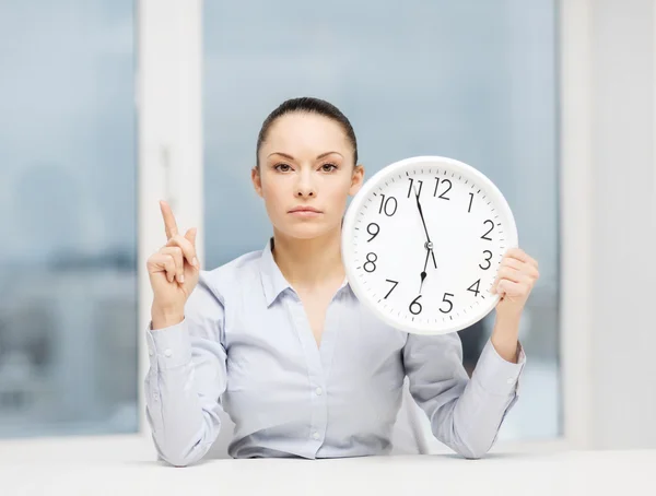 Atractiva mujer de negocios con reloj blanco —  Fotos de Stock