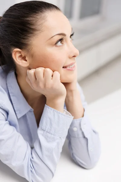 Leende affärskvinna drömmer i office — Stockfoto