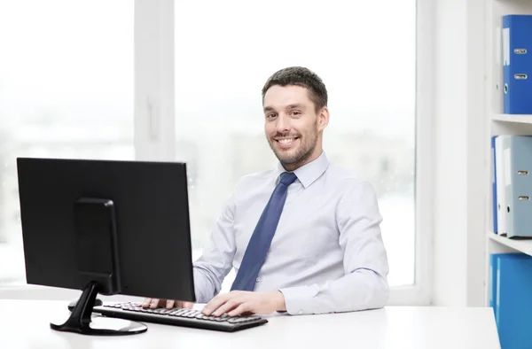 Homem de negócios sorridente ou estudante com computador — Fotografia de Stock