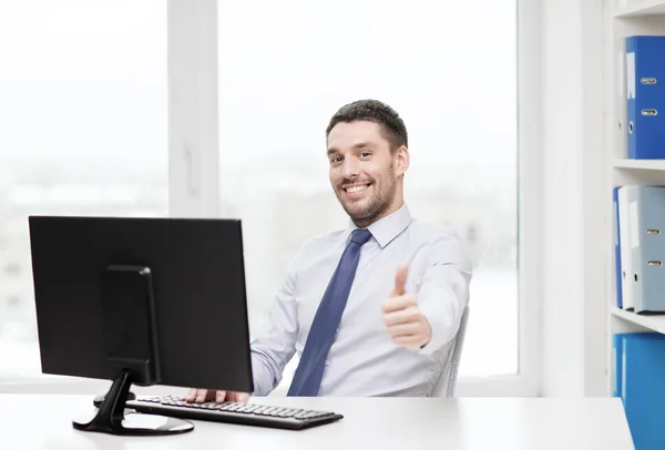 Sonriente hombre de negocios o estudiante con computadora —  Fotos de Stock